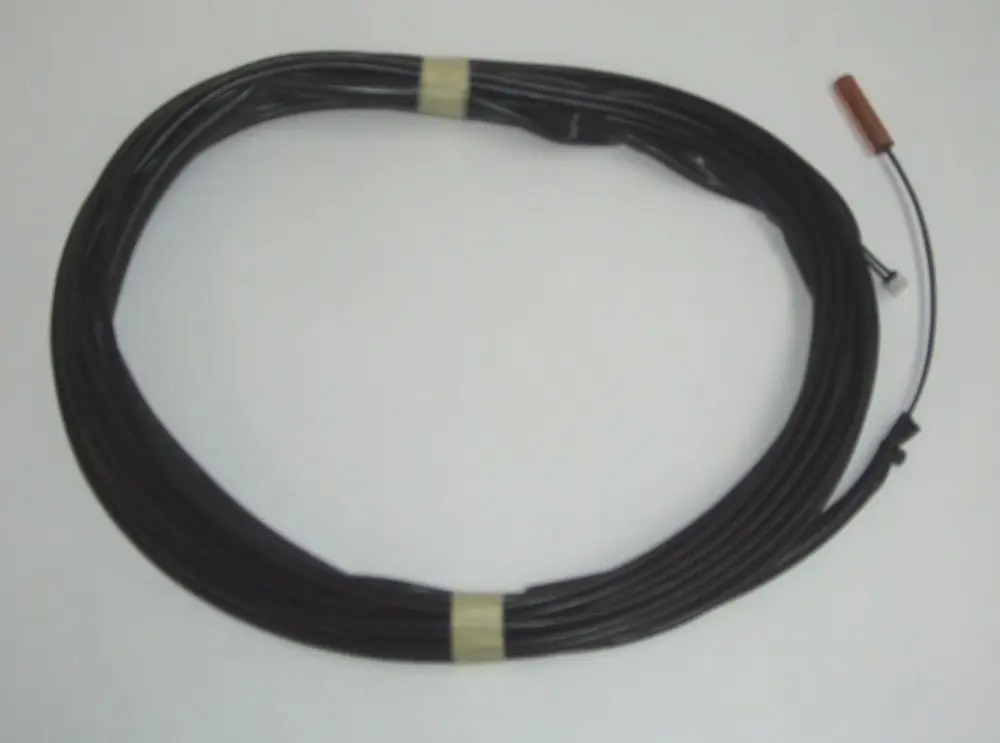 Schwarzes, flexibles Kabel mit einem Temperatursensor an einem Ende. Erhältlich für Daikin Produkte, möglicherweise zur Verwendung in Heizsystemen.